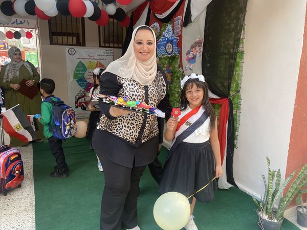 بالبلالين والشوكولاته مديرة مدرسة تستقبل الطلاب فى أول يوم دراسة ببورسعيد
