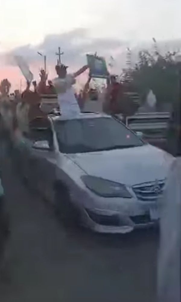 جانب من موكب زفاف الشاب