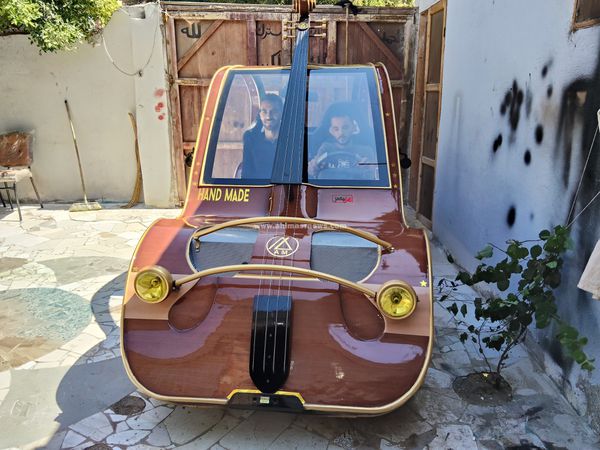 سيارة على شكل جيتار