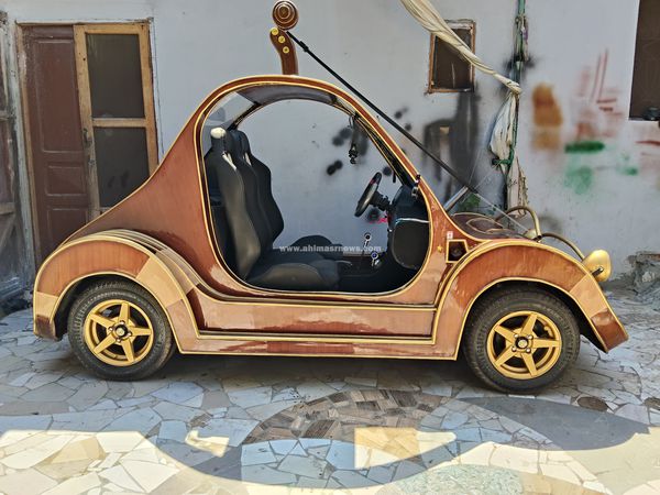 ميكانيكي ونجار يصنعان سيارة على شكل جيتار