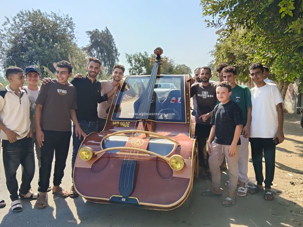 ميكانيكي ونجار يصنعان سيارة على شكل جيتار