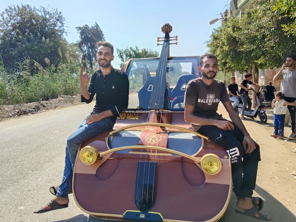 ميكانيكي ونجار يصنعان سيارة على شكل جيتار