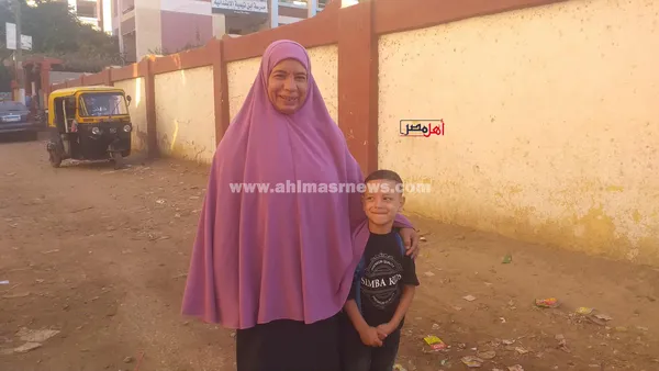 أعز من الولد ولد الولد.. جدة تصطحب حفيدها للحضانة بأول أيام العام الدراسي بكفر الشيخ