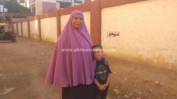 أعز من الولد ولد الولد.. جدة تصطحب حفيدها للحضانة بأول أيام العام الدراسي بكفر الشيخ