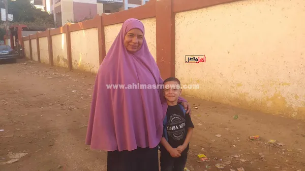 أعز من الولد ولد الولد.. جدة تصطحب حفيدها للحضانة بأول أيام العام الدراسي بكفر الشيخ