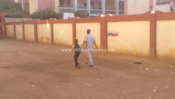 أولياء الأمور يوصلون صغارهم للمدرسة بأول أيام الدراسة بكفر الشيخ 