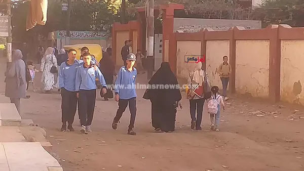 أولياء الأمور يوصلون صغارهم للمدرسة بأول أيام الدراسة بكفر الشيخ 