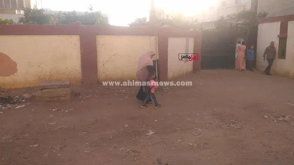 أولياء الأمور يوصلون صغارهم للمدرسة بأول أيام الدراسة بكفر الشيخ 