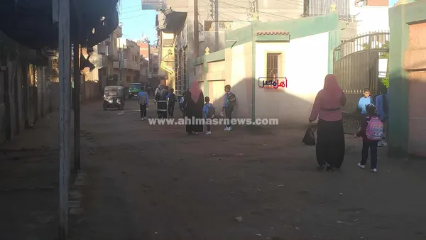 إيد في إيد... الأمهات يوصلون أبناءهم للمدرسة بأول أيام الدراسة بكفر الشيخ