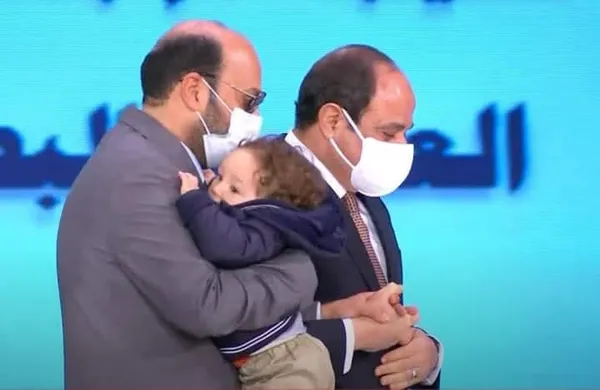 الدكتور محمود قنيبر أثناء تكريمه من الرئيس السيسي 