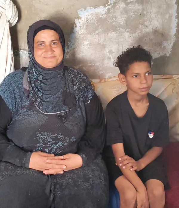 الطفل علي ووالدتة