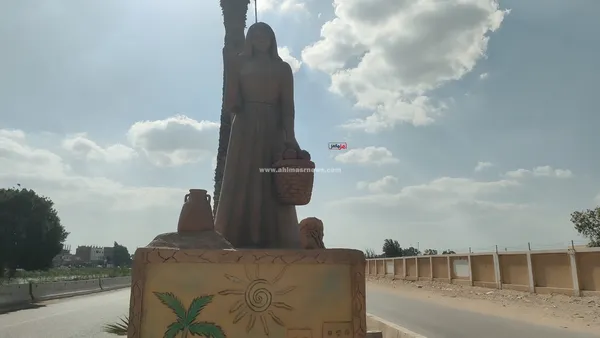 تمثال ملكة الفراولة بالإسماعيلية 