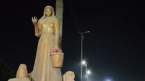 تمثال ملكة الفراولة بالإسماعيلية  