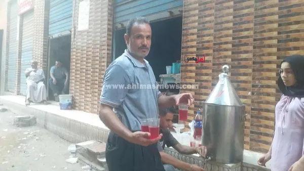توزيع الشربات على الأهالي في احتفالات المولد النبوي بقرية محلة أبو علي بكفر الشيخ 