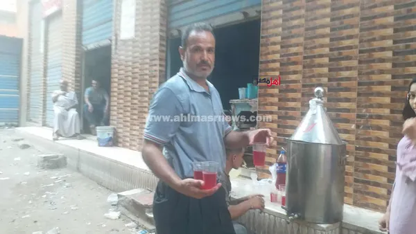 توزيع الشربات على الأهالي في احتفالات المولد النبوي بقرية محلة أبو علي بكفر الشيخ 