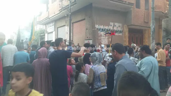 توزيع الشربات على الأهالي في احتفالات المولد النبوي بقرية محلة أبو علي بكفر الشيخ 
