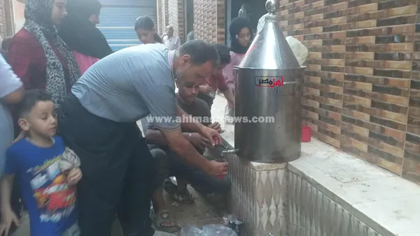 توزيع الشربات على الأهالي في احتفالات المولد النبوي بقرية محلة أبو علي بكفر الشيخ 