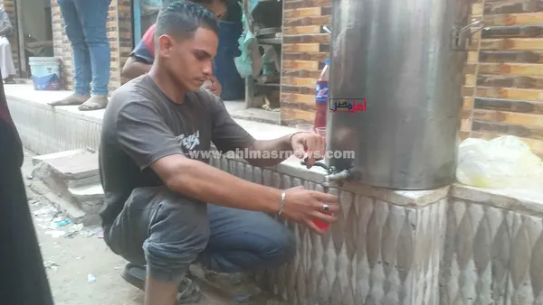 توزيع الشربات على الأهالي في احتفالات المولد النبوي بقرية محلة أبو علي بكفر الشيخ 