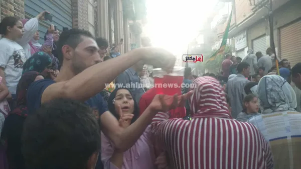 توزيع الشربات على الأهالي في احتفالات المولد النبوي بقرية محلة أبو علي بكفر الشيخ 