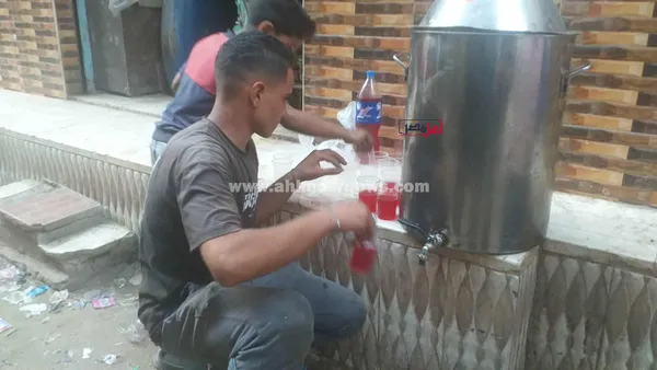 توزيع الشربات على الأهالي في احتفالات المولد النبوي بقرية محلة أبو علي بكفر الشيخ 