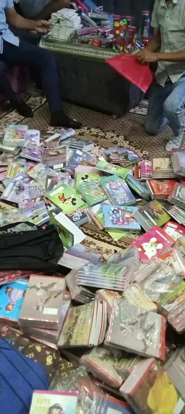 جانب من تجهيز الأدوات المدرسية لتوزيعها على الطلاب المستحقين 