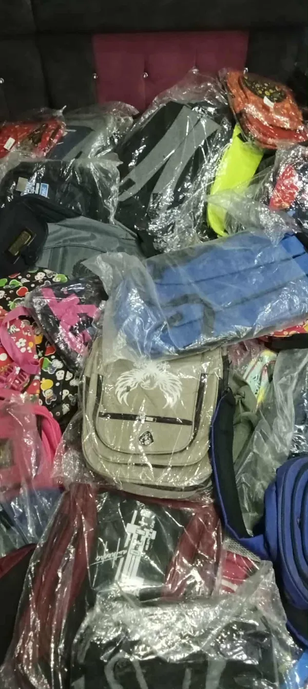 جانب من تجهيز الأدوات المدرسية لتوزيعها على الطلاب المستحقين 
