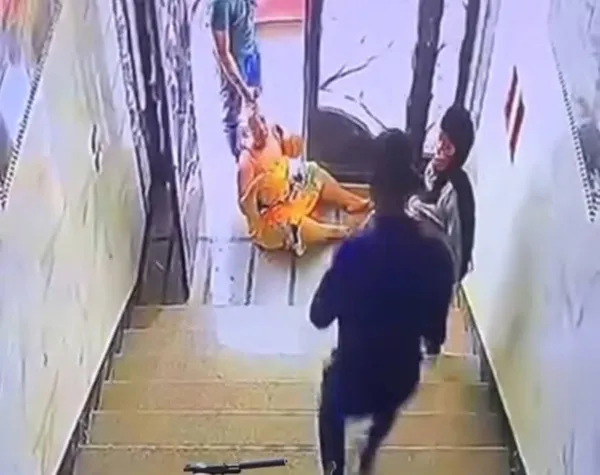 زوج يسحل ويخطف طليقته 
