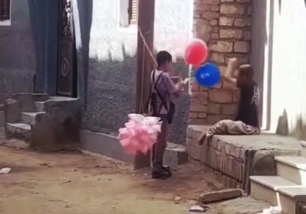 طفل يهدي شاب من ذوي الاحتياجات حلوي
