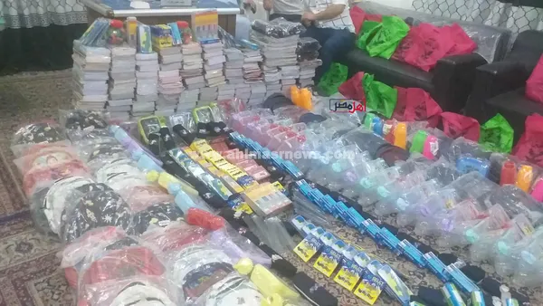 مبادرة توزيع أدوات وتغذية على الطلاب المستحقين 