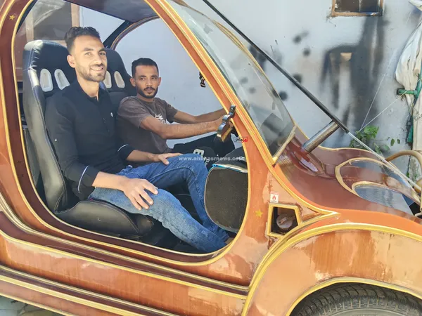 ميكانيكي ونجار يصنعان سيارة على شكل جيتار 