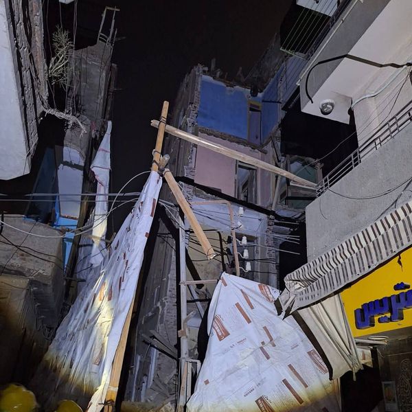 محافظ الشرقية ينتقل لمتابعة انهيار جزئي لعقار