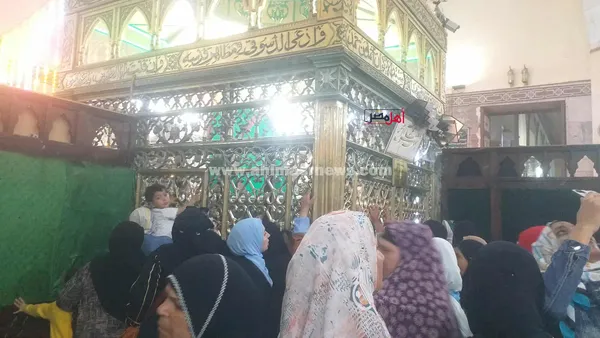 إقبال على زيارة مقام الدسوقي آخر أيام المولد