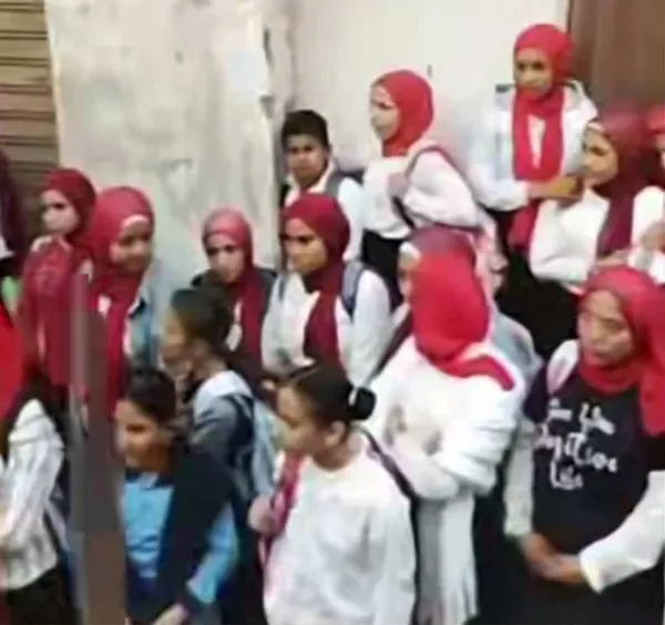 الطلاب بجنازة معلمهم