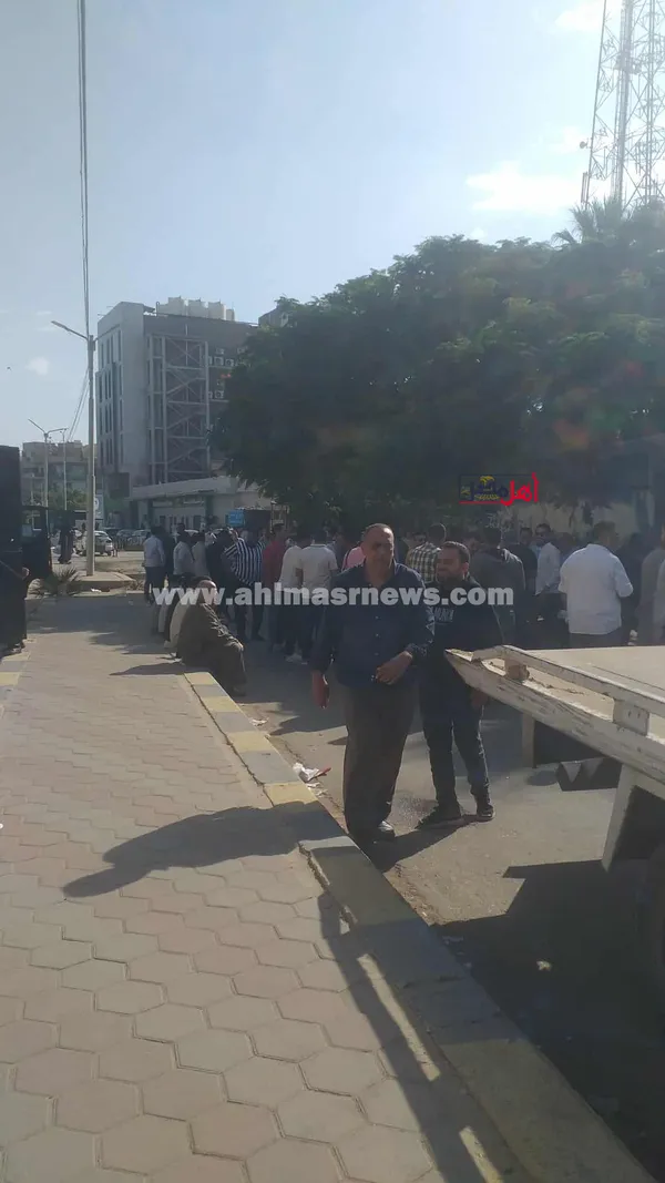 تجمع أنصار المرشحين لانتخابات مجلس النواب أمام محكمة كفر الشيخ 