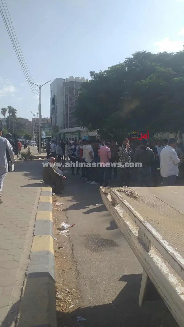 تجمع أنصار المرشحين لانتخابات مجلس النواب أمام محكمة كفر الشيخ 