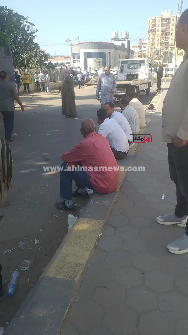 تجمع أنصار المرشحين لانتخابات مجلس النواب أمام محكمة كفر الشيخ 
