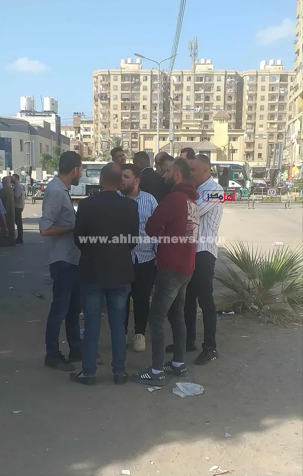 تجمع أنصار المرشحين لانتخابات مجلس النواب أمام محكمة كفر الشيخ 