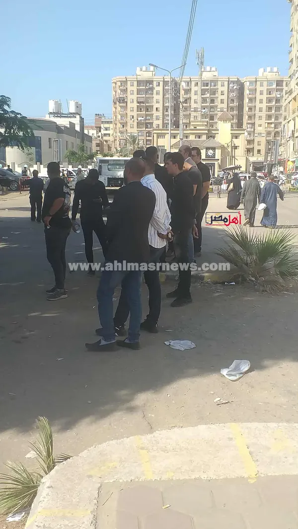 تجمع أنصار المرشحين لانتخابات مجلس النواب أمام محكمة كفر الشيخ 
