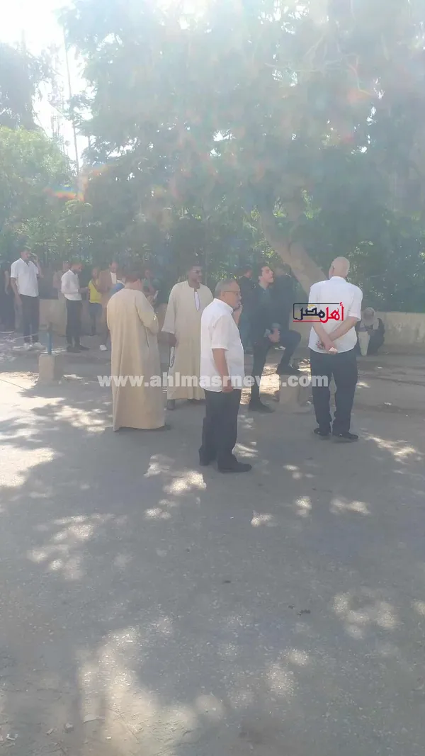 تجمع أنصار المرشحين لانتخابات مجلس النواب أمام محكمة كفر الشيخ 