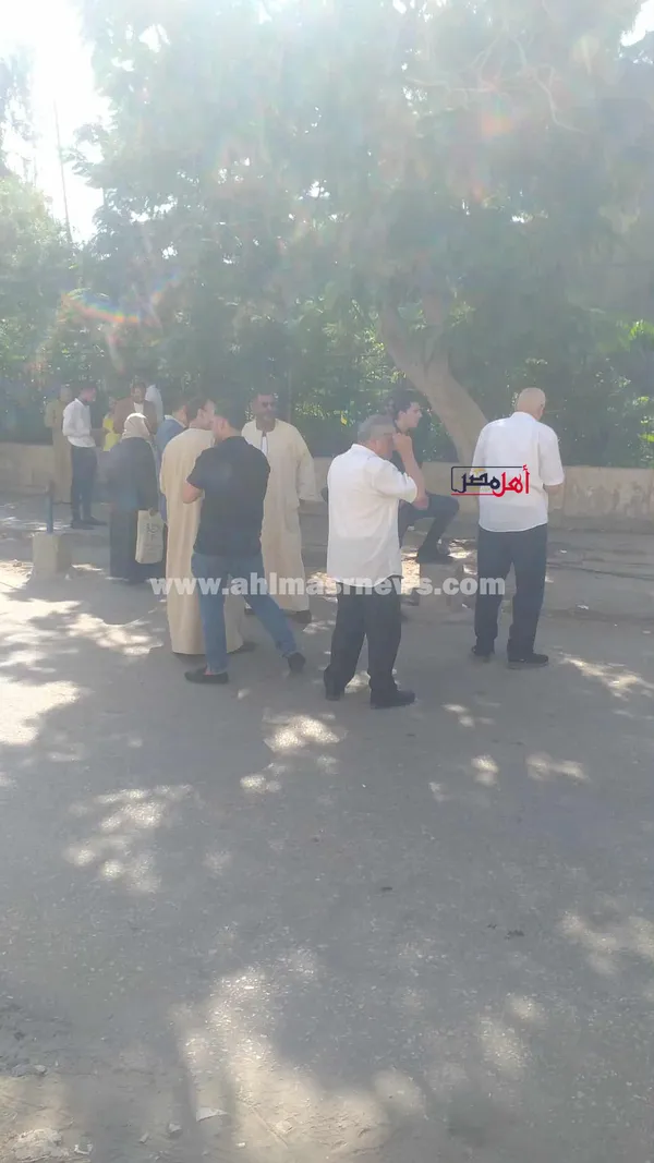 تجمع أنصار المرشحين لانتخابات مجلس النواب أمام محكمة كفر الشيخ 