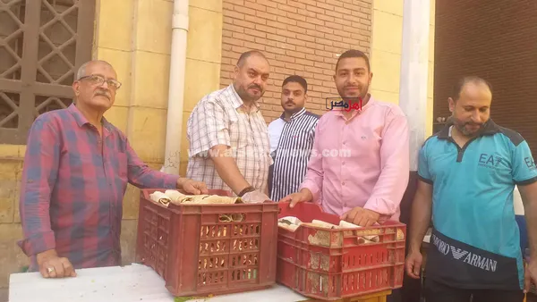 توزيع سندويتشات طعمية على زوار مسجد الشيخ إبراهيم الدسوقي 