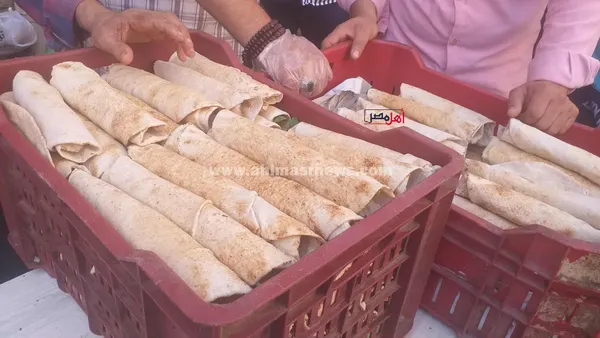 توزيع سندويتشات طعمية على زوار مسجد الشيخ إبراهيم الدسوقي 