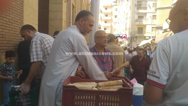 توزيع سندويتشات طعمية على زوار مسجد الشيخ إبراهيم الدسوقي 