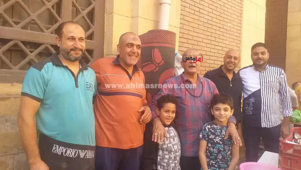توزيع سندويتشات طعمية على زوار مسجد الشيخ إبراهيم الدسوقي 