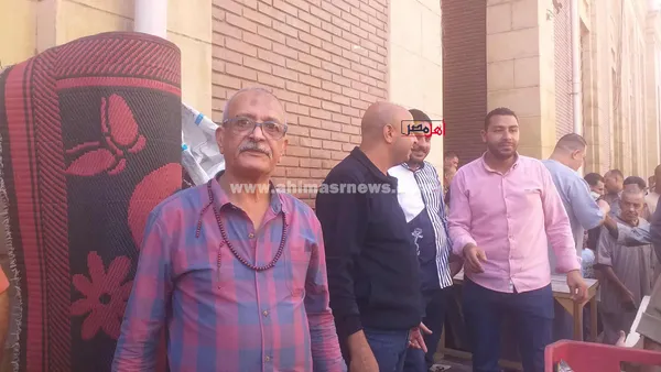 توزيع سندويتشات طعمية على زوار مسجد الشيخ إبراهيم الدسوقي 