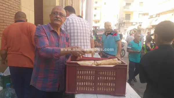 توزيع سندويتشات طعمية على زوار مسجد الشيخ إبراهيم الدسوقي 