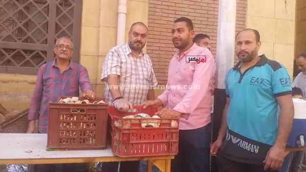 توزيع سندويتشات طعمية على زوار مسجد الشيخ إبراهيم الدسوقي 
