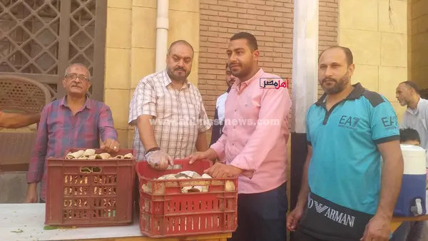 توزيع سندويتشات طعمية على زوار مسجد الشيخ إبراهيم الدسوقي 