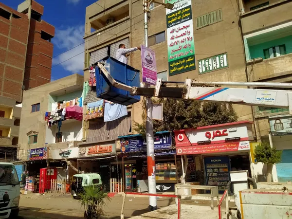 جانب من إزالة الإعلانات المخالفة