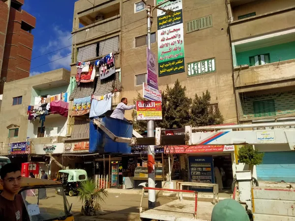 جانب من إزالة الإعلانات المخالفة